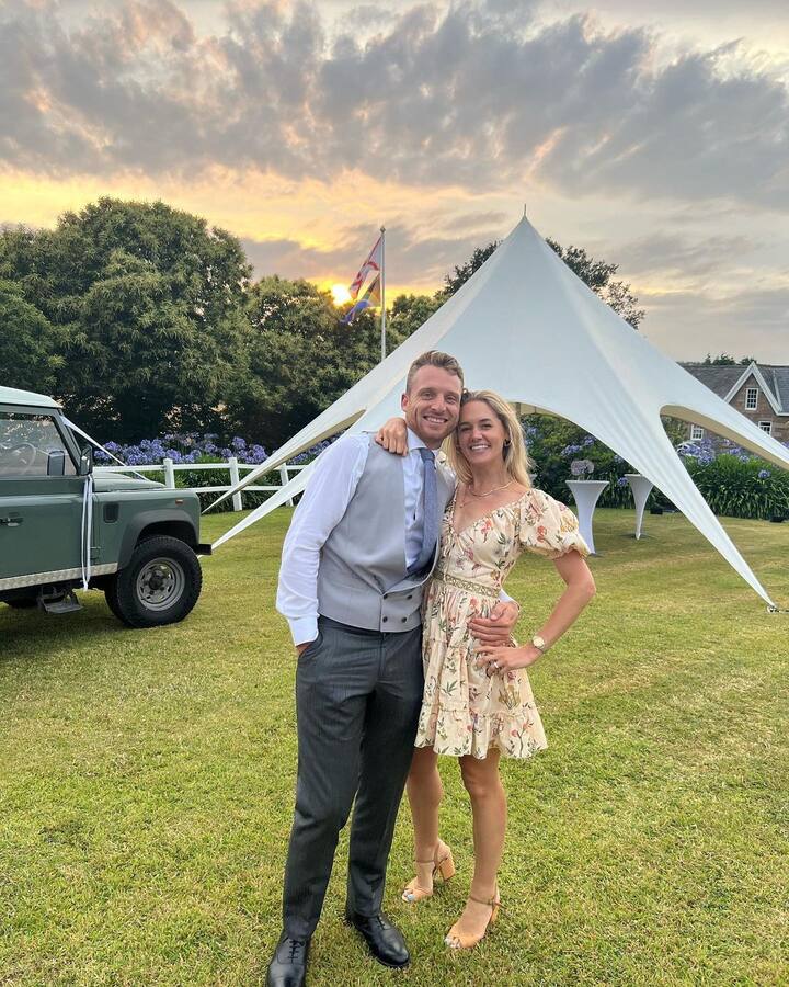 फिर बटलर ने 21 अक्टूबर, 2017 में लुईस का हमेशा के लिए हाथ थामते हुए उनसे शादी कर ली थी. इस तरह बटलर ने बटलर ने अपनी बचपन की दोस्त हमसफर बना लिया था.