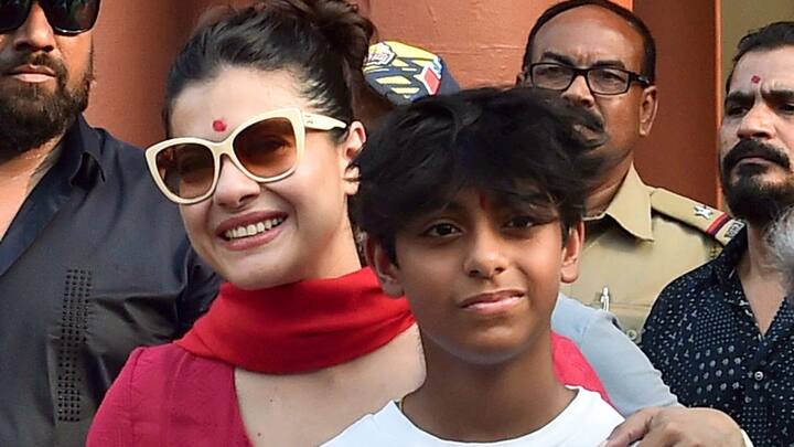 সর্বদাই মা বা দিদার হাত ধরে ছিলেন ছেলে যুগ। সোশ্যাল মিডিয়ায় এই ছবি ছড়িয়ে পড়তেই নেটদুনিয়া যুগের প্রশংসায় পঞ্চমুখ।