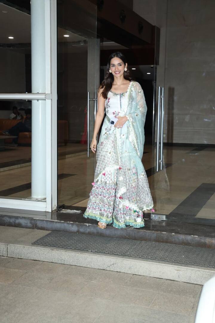 इस पार्टी में फिल्म ‘बड़े मियां छोटे मियां’ की हीरोइन मानुषी छिल्लर भी पहुंची थी.