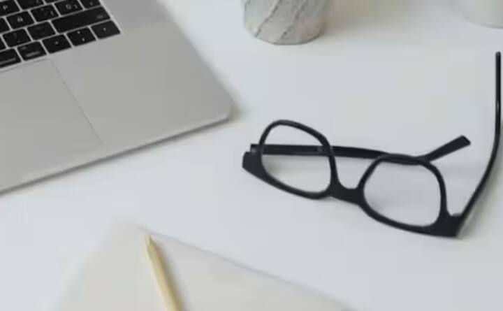 ਟੂਥਪੇਸਟ ਦੀ ਵਰਤੋਂ: ਸੂਤੀ ਕੱਪੜੇ 'ਤੇ ਬਿਨਾਂ-ਜੈੱਲ ਵਾਲਾ ਟੂਥਪੇਸਟ ਲਗਾਓ ਅਤੇ ਇਸ ਨੂੰ ਹੌਲੀ-ਹੌਲੀ ਰਗੜੋ। ਧਿਆਨ ਰੱਖੋ ਕਿ ਜ਼ਿਆਦਾ ਜ਼ੋਰ ਨਾਲ ਨਾ ਰਗੜਿਆ ਜਾਵੇ। ਫਿਰ ਪਾਣੀ ਨਾਲ ਧੋ ਕੇ ਪੂੰਝ ਲਓ।