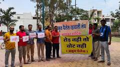 See Photos: 'रोड नहीं तो वोट नहीं', इंदौर में नेताओं के खिलाफ लोगों ने खोला मोर्चा, देखें तस्वीरें