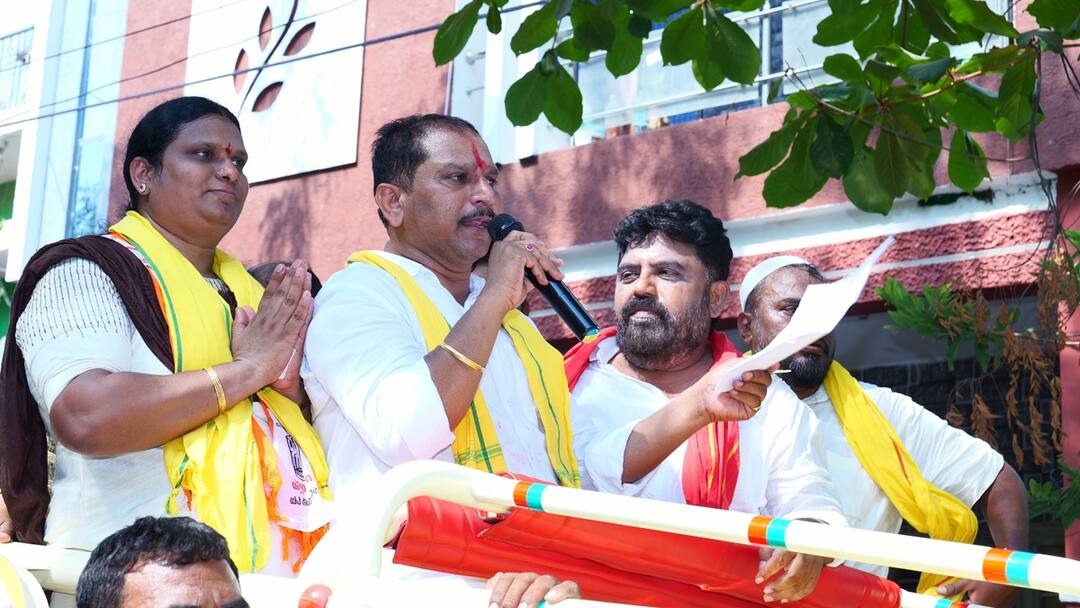 Anantapur News: ‘అర్ధరాత్రి ఫోన్ చేయండి, మీ ముందుంటా - ఆ ఎమ్మెల్యేలా పారిపోను’ Anantapur TDP Candidate Daggubati Prasad comments in his Election campaign Anantapur News: ‘అర్ధరాత్రి ఫోన్ చేయండి, మీ ముందుంటా - ఆ ఎమ్మెల్యేలా పారిపోను’