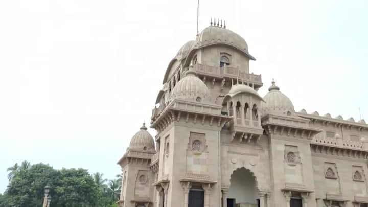 দীর্ঘদিন ধরে বার্ধক্যজনিত সমস্যায় ভুগছিলেন মহারাজ। স্বামী স্মরণানন্দের প্রয়াণে শোকপ্রকাশ করেন রাষ্ট্রপতি, প্রধানমন্ত্রী, কেন্দ্রীয় স্বরাষ্ট্রমন্ত্রী ও মুখ্যমন্ত্রী।