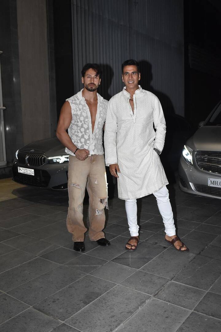 इस दौरान दोनों स्टार्स ने पैपराजी को एकसाथ कई सारे पोज भी दिए. दोनों की जोड़ी को पर्दे पर देखने के लिए फैंस बेसब्री से इंतजार कर रहे हैं.