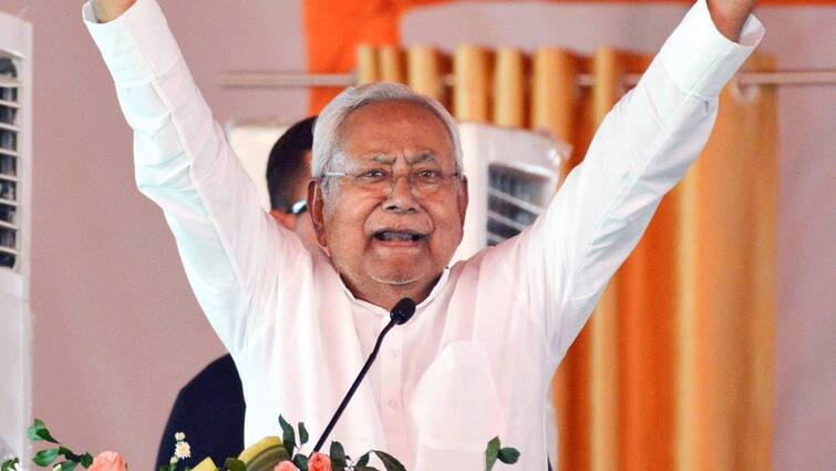 Nitish Kumar: पीएम मोदी के सामने सीएम नीतीश की जुबान फिसली, बोले- '4000 से ज्यादा...' CM Nitish Kumar Statement at the Nawada in favor of BJP candidate Vivek Thakur in PM Narendra Modi Nawada rally Nitish Kumar: पीएम मोदी के सामने सीएम नीतीश की जुबान फिसली, बोले- '4000 से ज्यादा...'