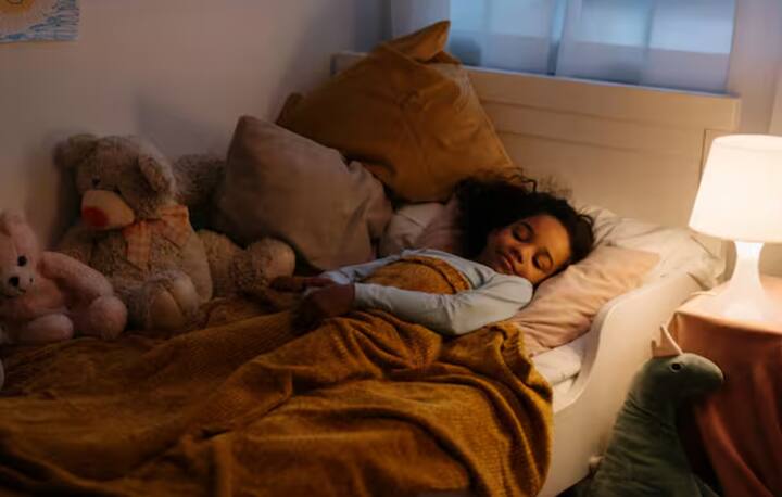 ਮੋਬਾਈਲ ਅਤੇ ਟੀਵੀ ਦੀ ਘੱਟ ਵਰਤੋਂ - ਸੌਣ ਤੋਂ ਪਹਿਲਾਂ ਮੋਬਾਈਲ ਜਾਂ ਟੀਵੀ ਦੇਖਣ ਤੋਂ ਬਚੋ ਕਿਉਂਕਿ ਇਸ ਨਾਲ ਨੀਂਦ ਨਹੀਂ ਆਉਂਦੀ ਹੈ।