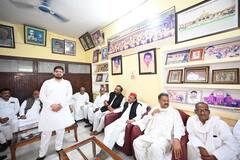 IN Pics: मुख्तार के परिवार से अखिलेश यादव ने की मुलाकात, उमर अंसारी का थामा हाथ, देखें तस्वीरें