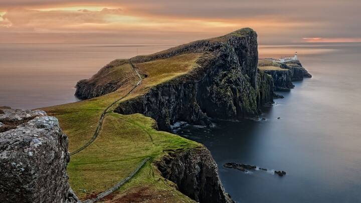 ইউরোপ বলতেই ছবির মতো সাজানো দেশের কথা মাথায় আসে। বরফে ঢাকা পাহাড়-পর্বত, সবুজের মাঝে সর্পিল রাস্তা, চিমনি দিয়ে ধোঁয়া বেরনো কটেজ, ইউরোপ সম্পর্কে এমনই ধারণা রয়েছে আমাদের। এক্ষেত্রে হিন্দি সিনেমার অবদানও কম নয়।