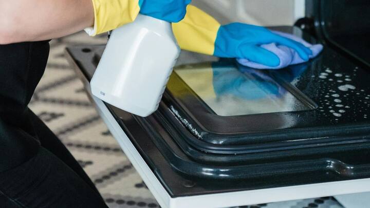 சமையலறையில் நீங்கள் பயன்படுத்தும் அனைத்திற்கும் முதலில் தனி தனியாக இடத்தை வைத்திருப்பது முக்கியம். அடுத்து. நீங்கள் பயன்படுத்தும் அனைத்து சமையலறை பொருட்களையும் பயன்படுத்திய உடனேயே அவற்றின் இடத்தில் வைக்க வேண்டும்.