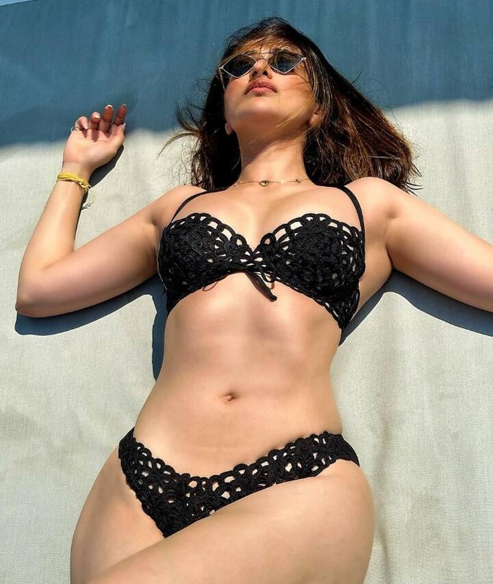 રાય લક્ષ્મીની આ તસવીર સોશિયલ મીડિયા પર આવતાની સાથે જ ચર્ચાઓ થવા લાગી. જે બાદ ફેન્સ અભિનેત્રીની સુંદરતાના વખાણ કરતા થાકતા નથી.