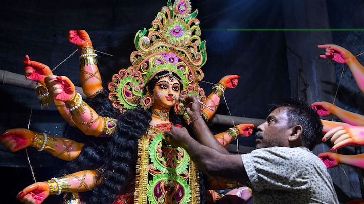 তৃতীয় রাতে পুজো করা হয় দেবী চন্দ্রঘণ্টার। শক্তির এই রূপের ভক্তরা মনে করেন দেবী সন্তুষ্ট হলে দূর হয় শত্রুভয়। দূর হয় সব দুর্গতিও। প্রচুর গুণ বৃদ্ধি পায় সাহসও। শিব মহাপুরাণ মতে, দেবী চন্দ্রঘন্টা হলেন চন্দ্রশেখর রূপে ভগবান শিবের 'শক্তি'। (প্রতীকী ছবি) সৌজন্য -পিটিআই