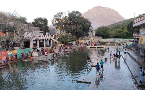 Junagadh Damodar Kund Pitru Tarpan સોમવતી અમાસ નિમિત્તે જૂનાગઢ દામોદર કુંડે પિતૃ તર્પણ માટે ભાવિકો ઉમટ્યા