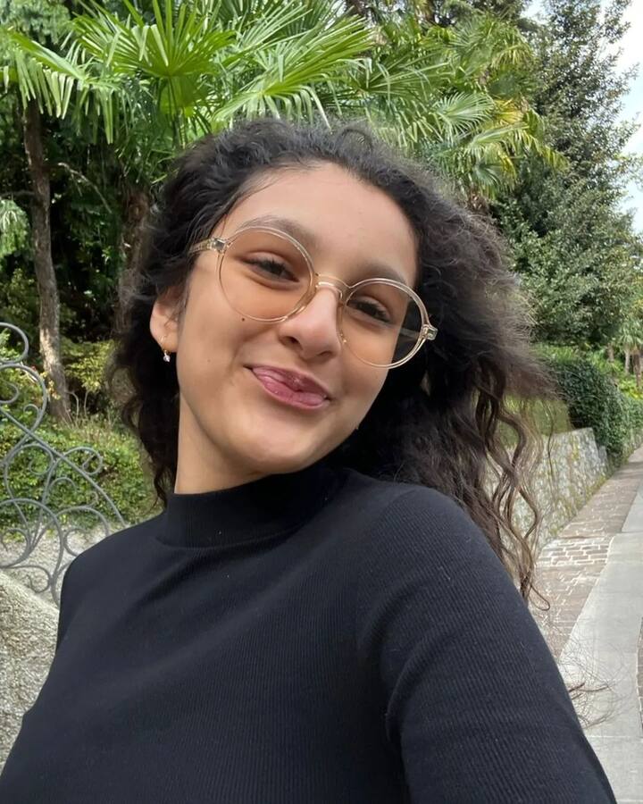 సితార తన లేటెస్ట్ ఫోటోలను ఇన్స్టాలో షేర్ చేసింది. వాటికి 🍃💚అంటూ క్యాప్షన్ పెట్టింది. లోకేషన్కి తగ్గట్లు ఈ క్యాప్షన్ పెట్టింది.(Images Source : Instagram/Sitara Ghattamaneni)