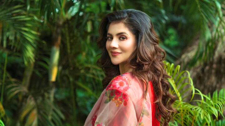 এদিন কেবল পায়েল নন, নিজেদের পছন্দ-অপছন্দ, শখ-সাধ নিয়ে কথা বলেই অভিনেত্রী অন্বেষা হাজরা (Anwesha Hazra) ও মধুমিতা সরকারও (Madhumita Sarkar)।