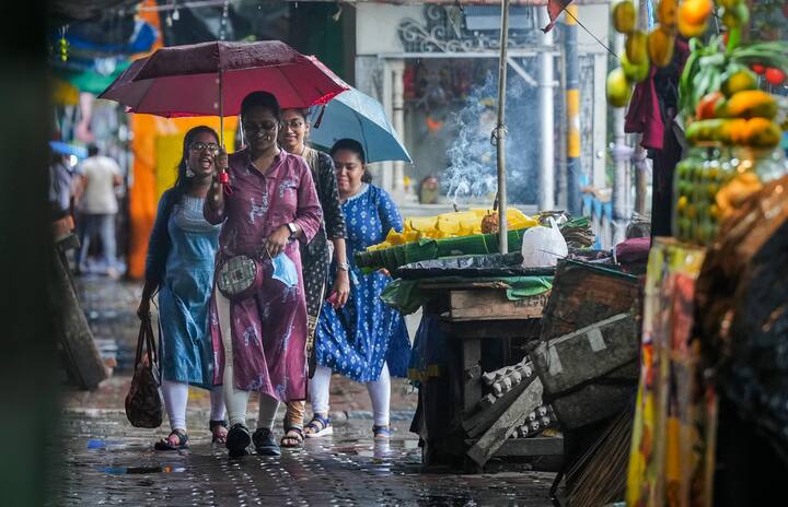 রবিবাসরীয় সকাল থেকেই মুখভার ছিল আকাশের।  বেলা বাড়ার সঙ্গে সঙ্গে শুরু হয় বৃষ্টি। সঙ্গে ঝোড়ো হাওয়া। সোমবারও বজায় থাকবে সেই ভিজে আবহাওয়ার সিলসিলা।