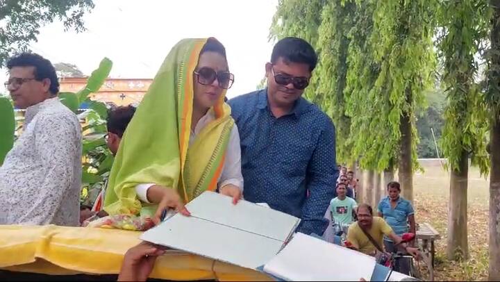রবিবার সকাল এগারোটা নাগাদ কৃষ্ণনগর লোকসভা কেন্দ্রের অন্তর্গত কৃষ্ণনগর উত্তর বিধানসভার দোগাছি পঞ্চায়েতের যাত্রাপুর থেকে প্রচার শুরু করেন মহুয়া মৈত্র। হুড খোলা গাড়িতে শুরু হয় ভোট-প্রচার।