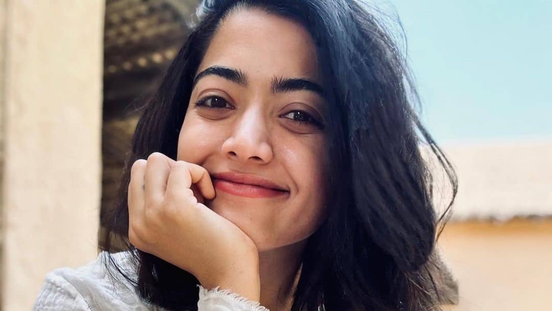 Rashmika Mandanna posts rare pic of Allu Arjun from 'Pushpa 2' sets on his birthday Allu Arjun: అల్లు అర్జున్ బ‌ర్త్ డే: బన్నీ ఫ్యాన్స్‌కు సర్‌ప్రైజ్ ఇచ్చిన ర‌ష్మిక