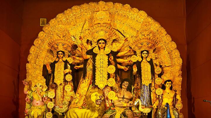 মা শৈলপুত্রী নামে প্রথম রাতে পূজিত হন দেবী দুর্গা। যার অর্থ পর্বতের কন্যা। এই দিন অক্ষয় জ্যোতির ঘট স্থাপনা করে শুরু হয় পুজো। পর্বতরাজ হিমবাত বা হিমালয়ের মেয়ে হিসেবে তাঁকে মানার পাশাপাশি মহাদেবের স্ত্রী পার্বতীর বিশুদ্ধ রূপ হিসেবেও মান্যতা দেওয়া হয়। ষাঁড় নন্দীর পিঠে বসে ডান হাতে ত্রিশূল আর বাঁ হাতে পদ্মফুল নিয়ে থাকেন দেবী শৈলপুত্রী। তাঁকে ব্রহ্মা, বিষ্ণু এবং শিবের শক্তির প্রতীকও মনে করা হয়। (প্রতীকী ছবি) ছবি সৌজন্য- পিটিআই