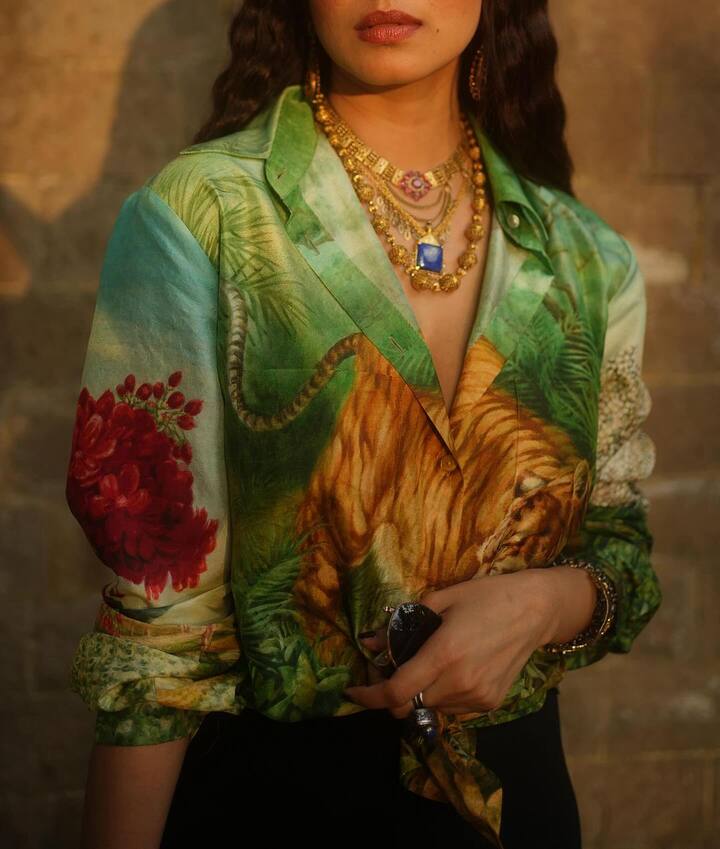 அந்த போட்டோஷூட்டில் எடுக்கும் புகைப்படங்கள் அனைத்தையும் இன்ஸ்டாவில் பதிவிட்டு அனைவரின் கவனத்தை ஈர்ப்பார்