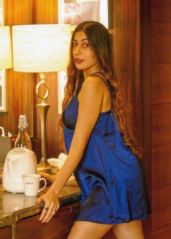 હૉટ ગર્લ રૂમા શર્માનું બ્લૂ બેડરૂમ ફોટોશૂટ આવ્યું સામે