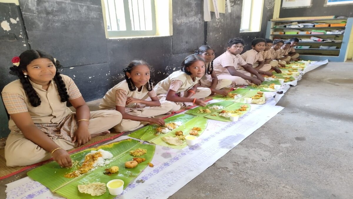 அரசு பள்ளி மாணவர்களுக்கு அறுசுவை விருந்து..! இன்ப அதிர்ச்சி கொடுத்து அசத்திய ஆசிரியர்கள் ..!