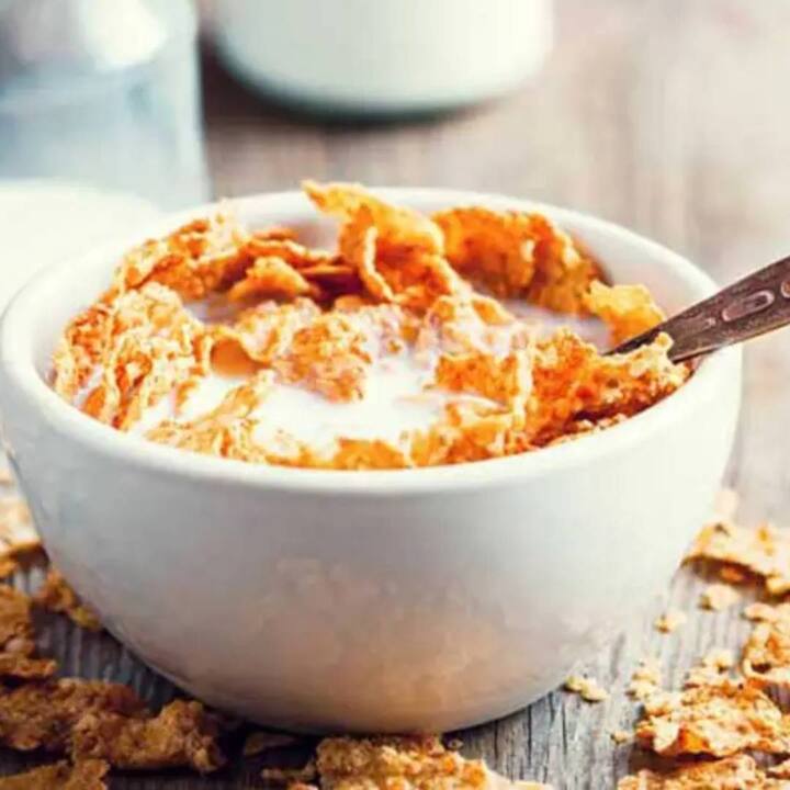 ਇਨ੍ਹੀਂ ਦਿਨੀਂ ਤੇਜ਼ੀ ਨਾਲ ਬਦਲਦੀ ਜੀਵਨਸ਼ੈਲੀ ਦੇ ਕਾਰਨ, ਲੋਕਾਂ ਦੇ ਸ਼ੈਡਿਊਲ ਬਹੁਤ ਬਦਲ ਗਏ ਹਨ ਅਤੇ ਹੁਣ ਉਨ੍ਹਾਂ ਕੋਲ ਆਪਣੇ ਲਈ ਸਮਾਂ ਨਹੀਂ ਹੈ। ਅਜਿਹੇ 'ਚ ਕਈ ਲੋਕ ਸਮਾਂ ਬਚਾਉਣ ਲਈ ਨਾਸ਼ਤਾ ਕਰਨਾ ਛੱਡ ਦਿੰਦੇ ਹਨ। ਆਓ ਜਾਣਦੇ ਹਾਂ ਕਿ ਨਾਸ਼ਤਾ ਦਿਨ ਦਾ ਸਭ ਤੋਂ ਮਹੱਤਵਪੂਰਨ ਭੋਜਨ ਕਿਉਂ ਹੈ।