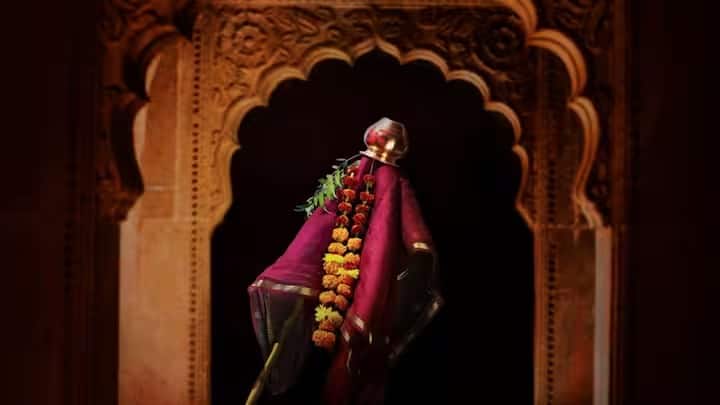 Gudi Padwa 2024 : 'असा' साजरा करतात गुढीपाडवा; गुढी उभारण्याची आणि उतरवण्याची योग्य पद्धत जाणून घ्या Gudi Padwa 2024 why gudi is erected on gudi padwa know importance and significance of the day marathi news Gudi Padwa 2024 : 'असा' साजरा करतात गुढीपाडवा; गुढी उभारण्याची आणि उतरवण्याची योग्य पद्धत जाणून घ्या