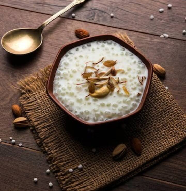 साबुदाने की खीर एक झटपट बनने वाली रेसिपी है, जिसे व्रत के दौरान खाना एक बढ़िया विकल्प हो सकता है.