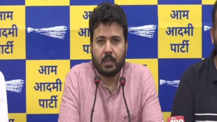 दिल्ली आबकारी मामला: AAP नेता दुर्गेश पाठक को ED का समन, केजरीवाल के निजी सचिव से भी पूछताछ जारी