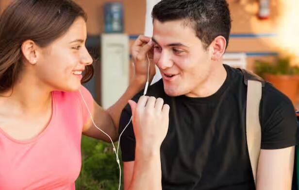 ਫੋਨ 'ਤੇ ਗੱਲ ਕਰਦੇ ਸਮੇਂ ਆਪਣੇ ਸਾਥੀ ਨਾਲ ਆਪਣੀ ਰੋਜ਼ਾਨਾ ਦੀ ਰੁਟੀਨ ਸਾਂਝੀ ਕਰੋ। ਇਸ ਨਾਲ ਉਹ ਖਾਸ ਮਹਿਸੂਸ ਕਰੇਗੀ, ਜਿਸ ਨਾਲ ਉਹ ਤੁਹਾਡੇ ਨੇੜੇ ਮਹਿਸੂਸ ਕਰੇਗੀ।