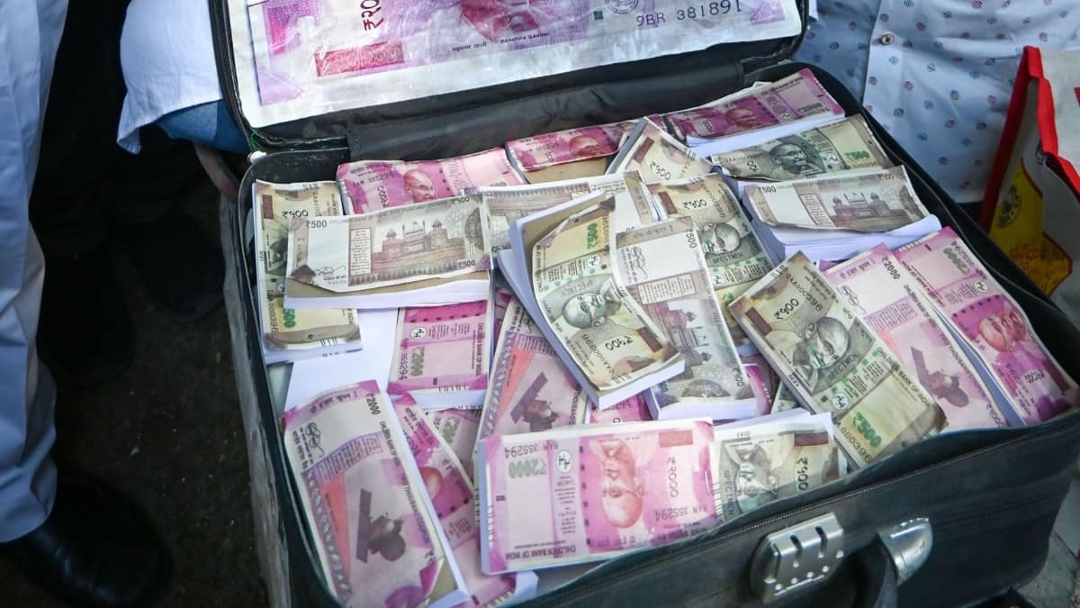 Lok Sabha Elections 2024: तमिलनाडु में करोड़ों की नकदी संग पकड़े गए 3 लोग, पूछताछ के दौरान ID दिखाकर बोले- 'BJP से हैं'
