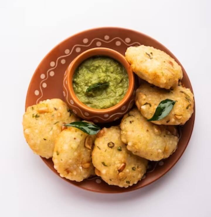साबुदाने की टिक्की एक स्वादिष्ट और चटपटी फलाहार डिश है, जिसे भारत में ज्यादातर पसंद किया जाता है.