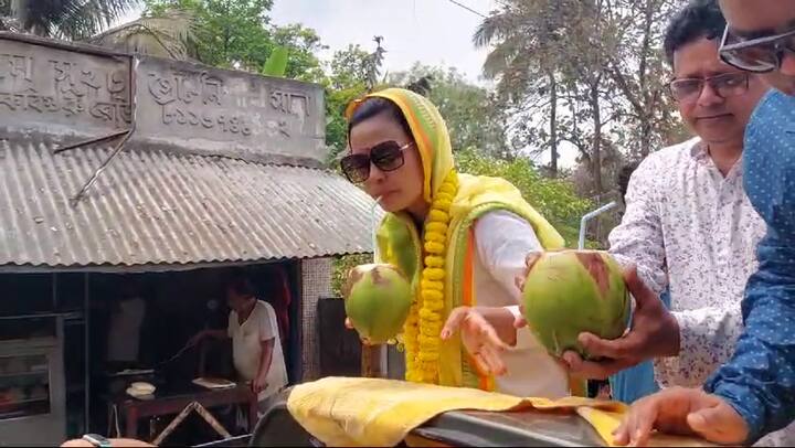 দোগাছি বকুল তলায় চলছিল তাঁর শোভাযাত্রা। সেখানে একটি ড্রয়িং স্কুলের সামনে তাঁর রোড শো পৌঁছতেই স্কুল থেকে বেড়িয়ে আসে খুদে পড়ুয়ারা।