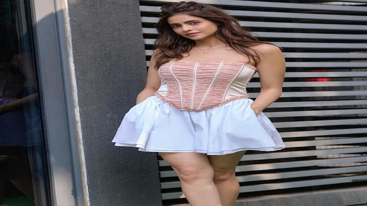 Aamna Sharif : આમના શરીફે શોર્ટ ડ્રેસમાં શેર કરી કાતિલ તસવીરો, જુઓ બોલ્ડ અંદાજ