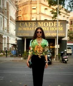 Malavika Mohanan Photos: మోడ్రన్ మాలచ్చిమిలా ముంబై రోడ్ల మీద చక్కర్లు కొడుతున్న మలయాళీ బ్యూటీ