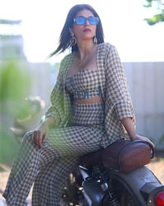 Shraddha Das Photos: బుల్లెట్ ఎక్కిన బ్యూటీ - ఎంత శ్రద్ధగా కూర్చుందో కదూ!