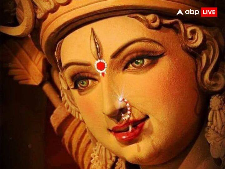 इस दिशा में मां की प्रतिमा को स्थापित करना बहुत ही शुभ माना गया है.अगर इस दिशा में संभव ना हो तो आप उत्तर या पश्चिम दिशा (North or West) में मां की तस्वीर या प्रतिमा रख सकते हैं.