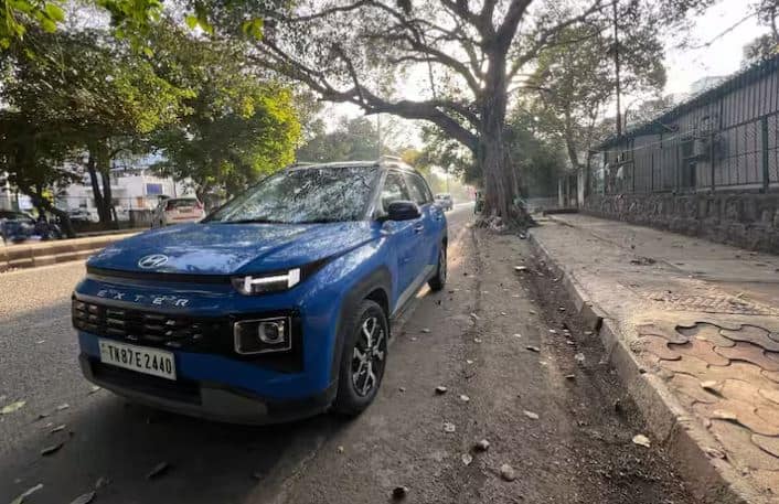 Hyundai Exeter ਇੱਕ ਛੋਟੀ SUV ਹੈ, ਜੋ ਹੈਚਬੈਕ ਖਰੀਦਦਾਰਾਂ ਨੂੰ ਨਿਸ਼ਾਨਾ ਬਣਾਉਂਦੀ ਹੈ। ਇਸ ਕਾਰ 'ਚ H ਪੈਟਰਨ DRL ਹੈ। ਇਸ ਤੋਂ ਇਲਾਵਾ ਇਸ ਦੇ ਫਰੰਟ 'ਤੇ ਦੋ ਭਾਗਾਂ ਵਾਲੀ ਗਰਿੱਲ ਵੀ ਲਗਾਈ ਗਈ ਹੈ।