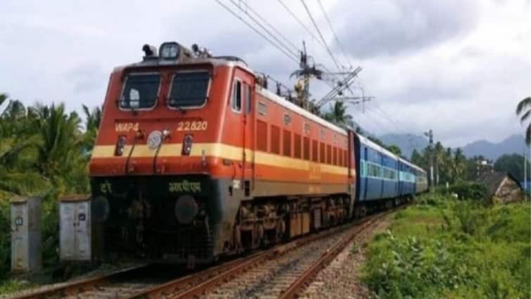 Indian Railways summer special train 28 additional summer special trains services will be operated by Central Railway between Mumbai - Mau   Kochuveli marathi news Indian Railways : उन्हाळी सुट्टी गावी जाणाऱ्यांसाठी खुशखबर ! 28 अतिरिक्त विशेष ट्रेन; येथे करा आरक्षण