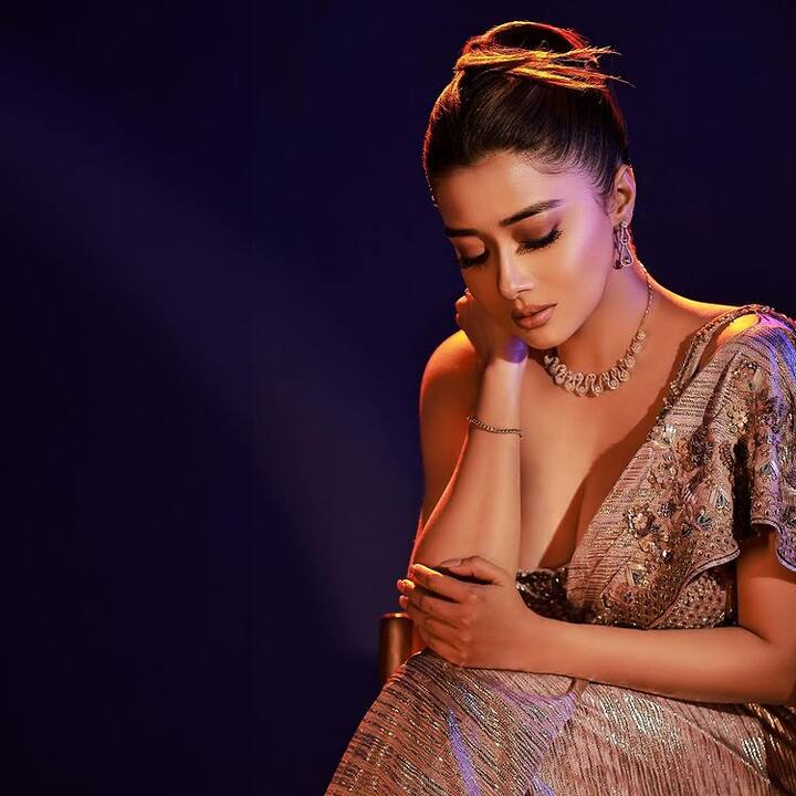 સાડી લૂકમાં એક્ટ્રેસ ગ્લેમરસ પોઝ આપતી જોવા મળી રહી છે.