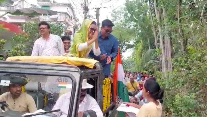 এক জায়গায় দেখা যায়, রাস্তার পাশে পোষ্যকে নিয়ে দাঁড়িয়ে রয়েছেন কেউ কেউ। তাঁদের দেখে এগিয়ে যান মহুয়া মৈত্র। পোষ্যপ্রেমী বলে তাঁর পরিচয় রয়েইছে। প্রচারের ফাঁকে পোষ্য দেখে সবুর করেননি। নিজেই এগিয়ে গিয়ে আদর করেন পোষ্যকে।