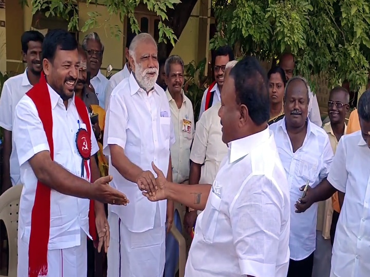 நாங்க களத்தில்தான் எதிரிகள்... அமைச்சர் ஐ. பெரியசாமி காலில் விழுந்து ஆசீர்வாதம் பெற்ற  திண்டுக்கல் சீனிவாசன் மகன் - திண்டுகல்லில் தேர்தல் சுவாரசியம்