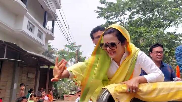 তরুণী ফ্যানদের আবদার মেটাতে এদিন সেলফিও তুলেছেন প্রার্থী মহুয়া মৈত্র।