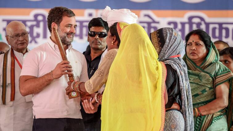 Rahul Gandhi Attack BJP RSS Hold public meeting for Mandla lok sabha tribal seat ANN 'आदिवासियों की पहचान मिटाने में लगी है BJP-RSS', मंडला में चुनावी रैली में राहुल गांधी का आरोप