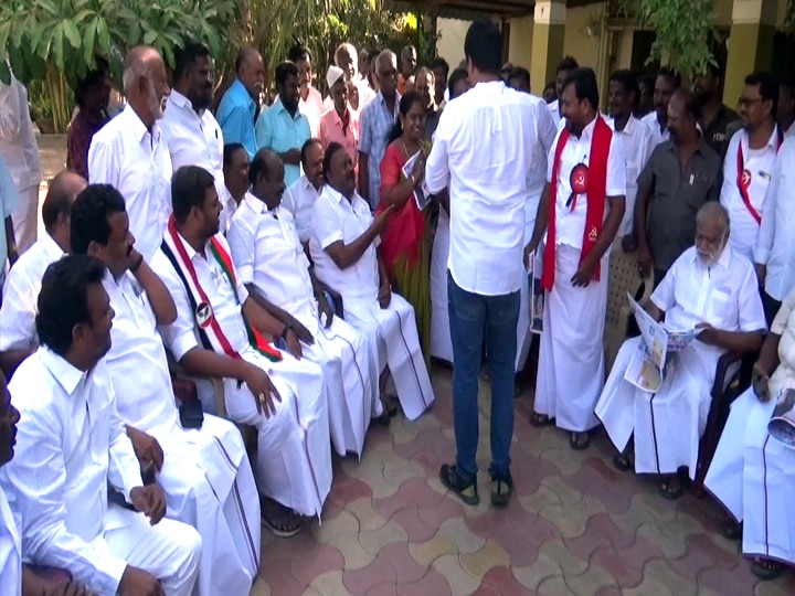 நாங்க களத்தில்தான் எதிரிகள்... அமைச்சர் ஐ. பெரியசாமி காலில் விழுந்து ஆசீர்வாதம் பெற்ற  திண்டுக்கல் சீனிவாசன் மகன் - திண்டுகல்லில் தேர்தல் சுவாரசியம்