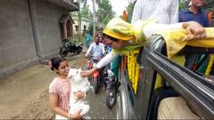 Mahua Moitra: হাতে নিলেন ড্রয়িং খাতা, আবদার মেটাতে মহুয়া তুললেন সেলফি
