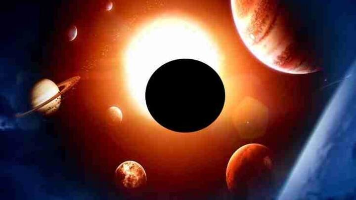 जब पृथ्वी और सूर्य के बीच चंद्रमा आ जाता है. तब सूर्य ग्रहण लगता है. और जब चंद्रमा की वजह से सूर्य पूरा ढक जाता है तो उसे पूर्ण सूर्य ग्रहण कहते हैं.