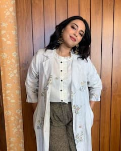 तस्वीर में नजर आ रही ये छोटी सी बच्ची आज है बॉलीवुड एक्ट्रेस, जिसने कई फिल्मों में बेहतरीन रोल निभाए, पहचाना क्या?