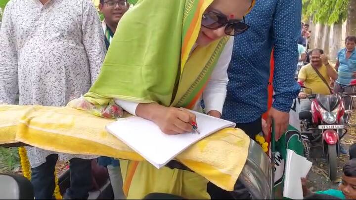 তাদের কেউ কেউ মহুয়া মৈত্রকে দেখে তাঁর সামনে আঁকার খাতা এগিয়ে দেয়। ছোটদের আবদার মেনে হাতে রঙপেন্সিল তুলে নেন প্রার্থী। ছোটদের খাতায় ছবি এঁকে দেন।