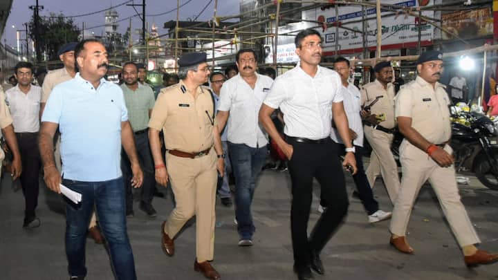 डीएम ने कहा कि जो एजेंसियां काम कर रही हैं उनको कई सारे निर्देश दिए गए हैं. निर्माण के काम उनके चल रहे हैं. पुल और मेट्रो के काम हो रहे हैं. पूरा हो जाने पर भीड़ प्रबंधन में सहयोग मिलेगा.